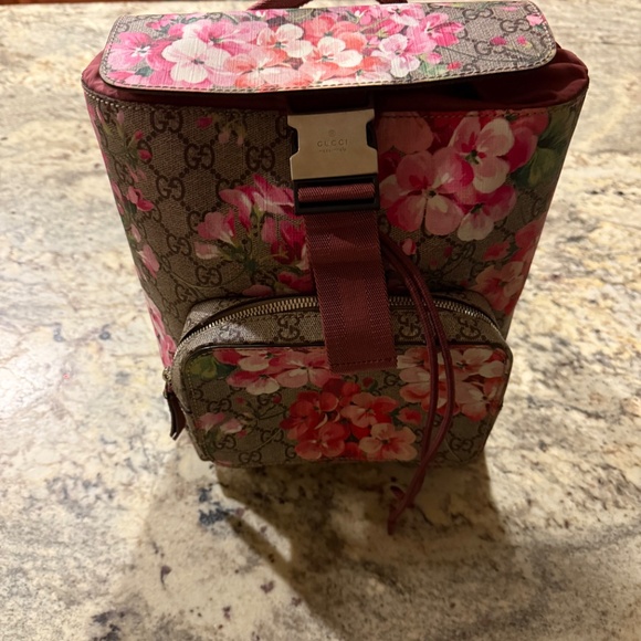 EXCELLENT Gucci Red/Pink GG Supreme Blooms Backpack - Picture 2 of 6